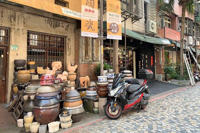 至る所に陶器が積み上げられています。