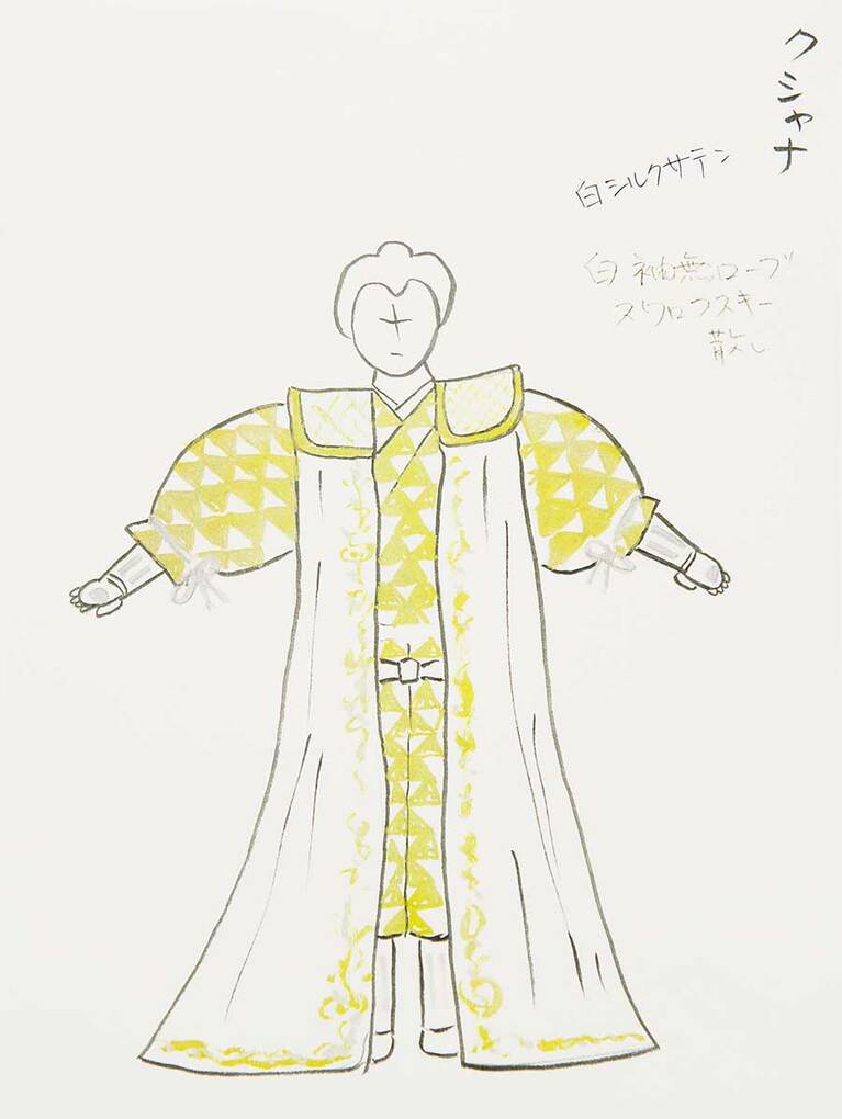 白のローブには上部にスワロフスキーが散りばめられている。