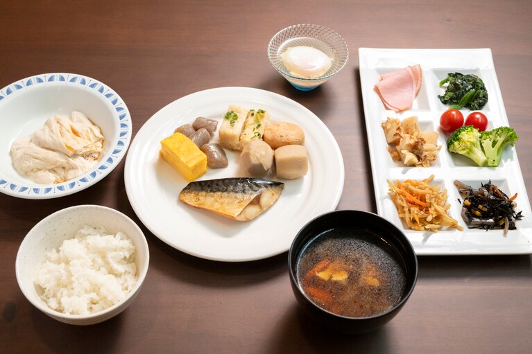 朝食もビュッフェスタイル。和食から洋食までバラエティ豊かなメニューが揃う。
