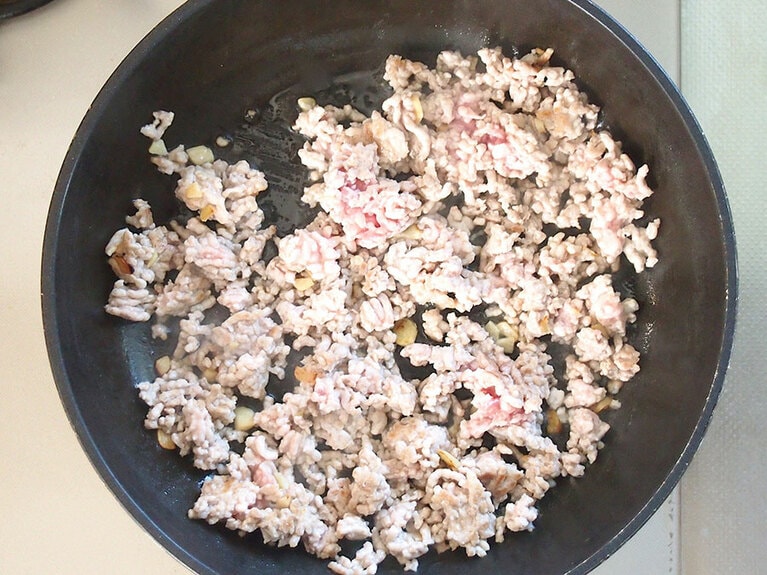（2）フライパンを温め、豚ひき肉を炒めます。
