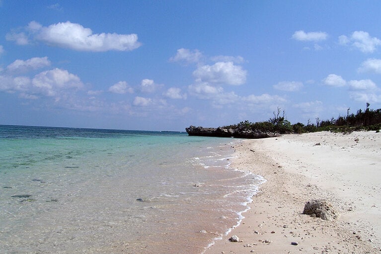 下で紹介する唐の船長の伝説には続きがあり、座礁した宝船の宝が不思議な石に変わったとか。干潮時に浜を歩くと、見たことのないような石を見つけるそうです。