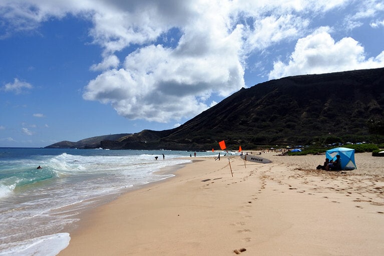 ココヘッドのクレーターが見守るビーチ。