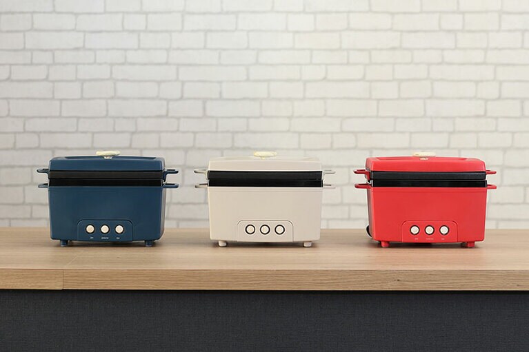 サラダチキンメーカー 楽しく使えるレシピブック付4,950円。カラーは全3色。