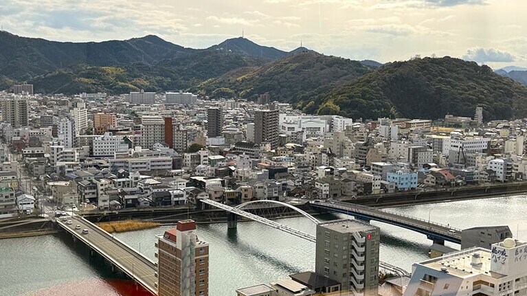 窓の外には鏡川（繁華街を見下ろす部屋も）。高層階からは太平洋もちらっと見える。