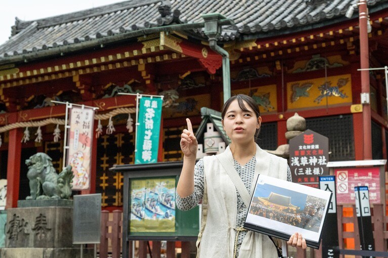 浅草神社。OMOレンジャーが要所要所でガイドしてくれる。