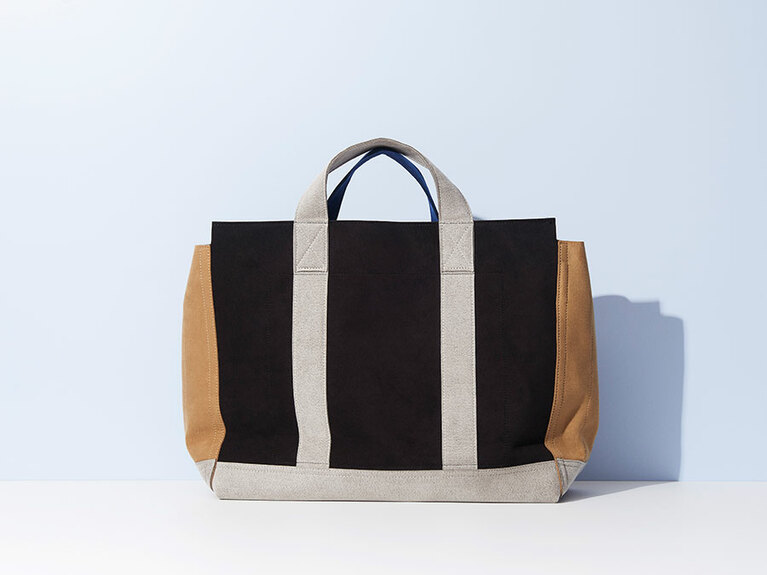 裏面はブラックがメインに。表面との印象の違いも楽しい。