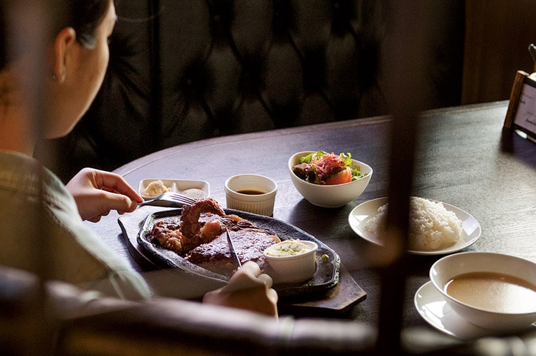 ［パブラウンジ エメラルド］女性ひとりの来訪も多々あるとか。