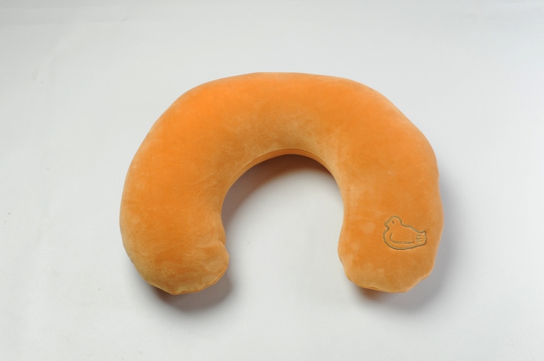 中身を出すと、ふわふわのネックピローに大変身！