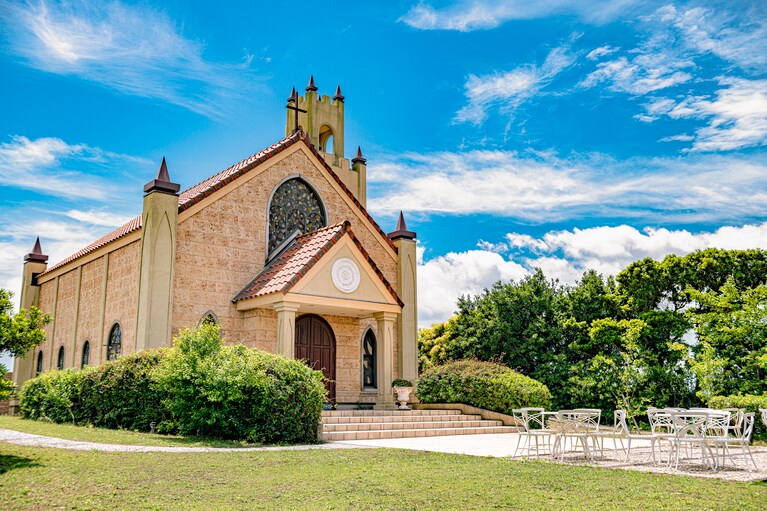 お散歩にうってつけのガーデンには、チャペルが佇む。ここで結婚式が挙げられることも。