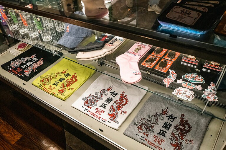 オリジナルグッズコーナー。お土産にも最適です。