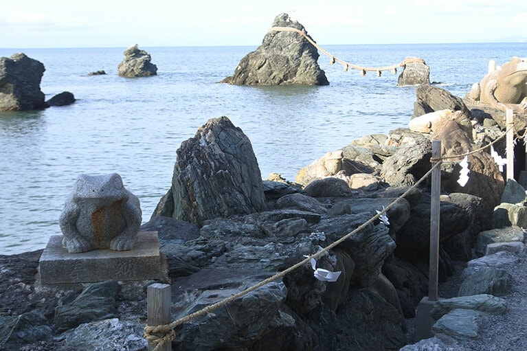 猿田彦大神の使いである“二見蛙”。“無事に帰る”、“お金が返る”など、縁起のいい存在。