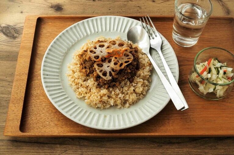 素揚げレンコンのっけあずキーマカレー。