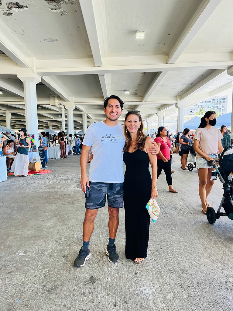 アロハ・ホーム・マーケットの創設者であるダニエル・シャーマンさん(右)と、ダニエルさんの夫(左)。