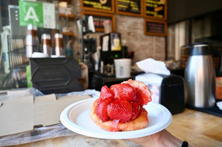 カルト的人気を誇る「The Donut Man」のドーナツ。FRESH STRAWBERRY 7.5ドル。