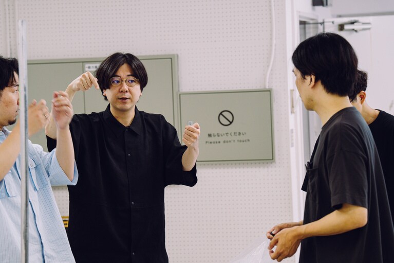 「忘れられてしまった記憶へ目を向けたい」ポッドキャスト演劇に挑戦するロロ・三浦直之が新作『まれな人』にかける思い。稽古風景。