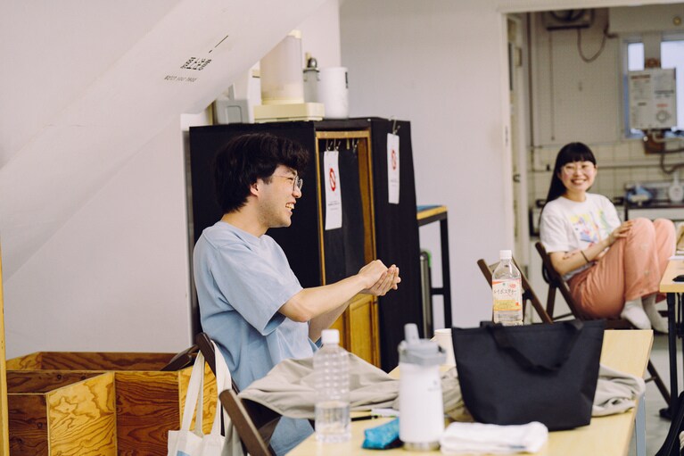 「忘れられてしまった記憶へ目を向けたい」ポッドキャスト演劇に挑戦するロロ・三浦直之が新作『まれな人』にかける思い。稽古風景。