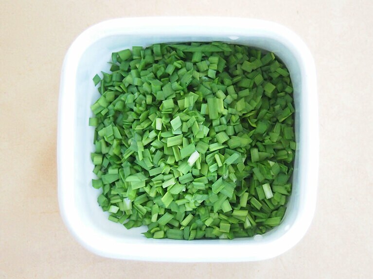 ニラは5mmほどに切る。