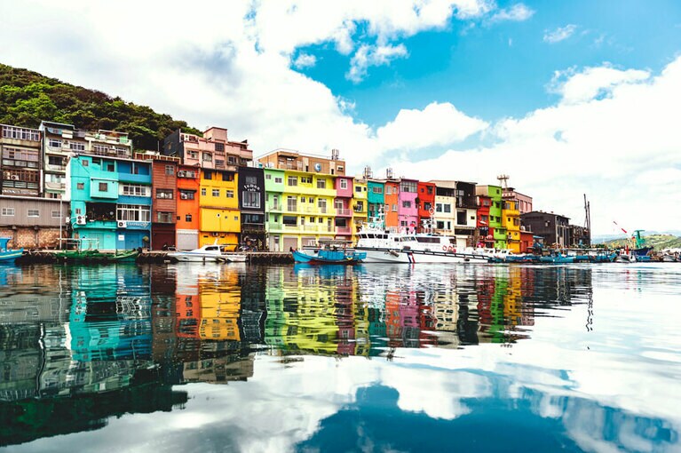 台湾北部の港湾都市・基隆。基隆河沿いには美しい街並みが見える。