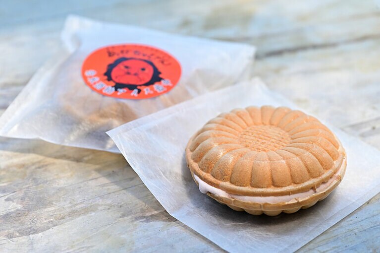 伊根満開の酒粕を使った「赤米酒粕アイス最中」600円。