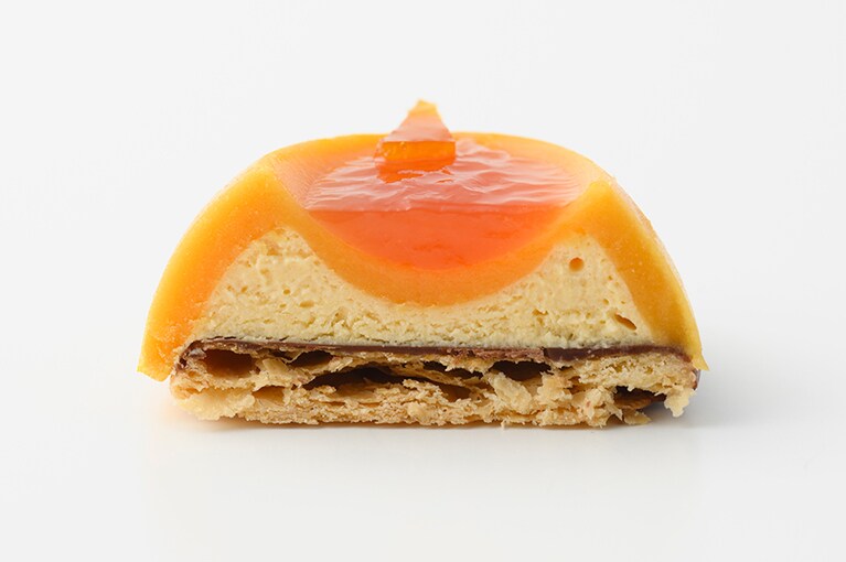 紅ハヤトを使用した「ベニ」。相性のいいフロマージュとブラッドオレンジソースを組み合わせている。