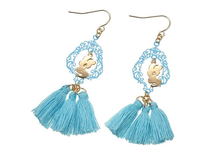 ピアス ジャスミン Oriental Jasmine 1,620円。©Disney