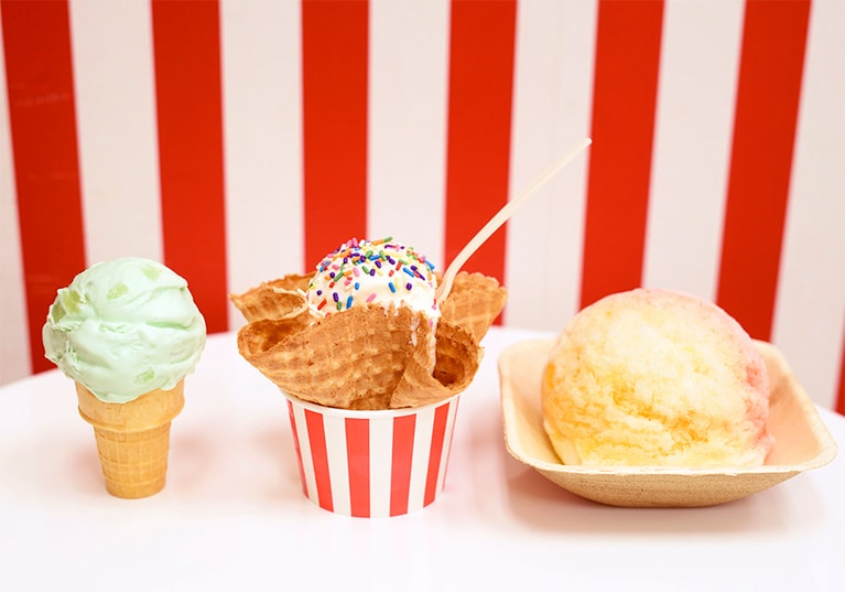 【Dave's Ice Cream(デイブス・アイスクリーム)】左から：コーン 4.5ドル、ワッフル(ココナッツマカダミア) 5.5ドル、シェイブアイス 5.99ドル。