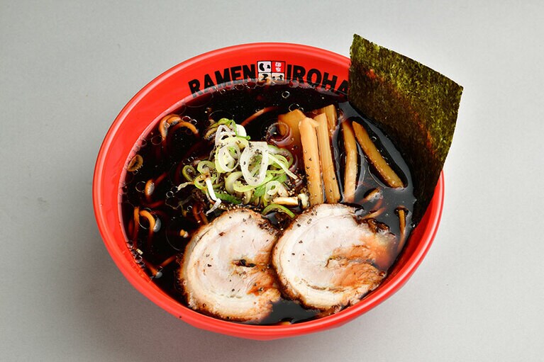 麺家いろは「富山ブラック黒醤油らーめん」750円(2食入)／富山県