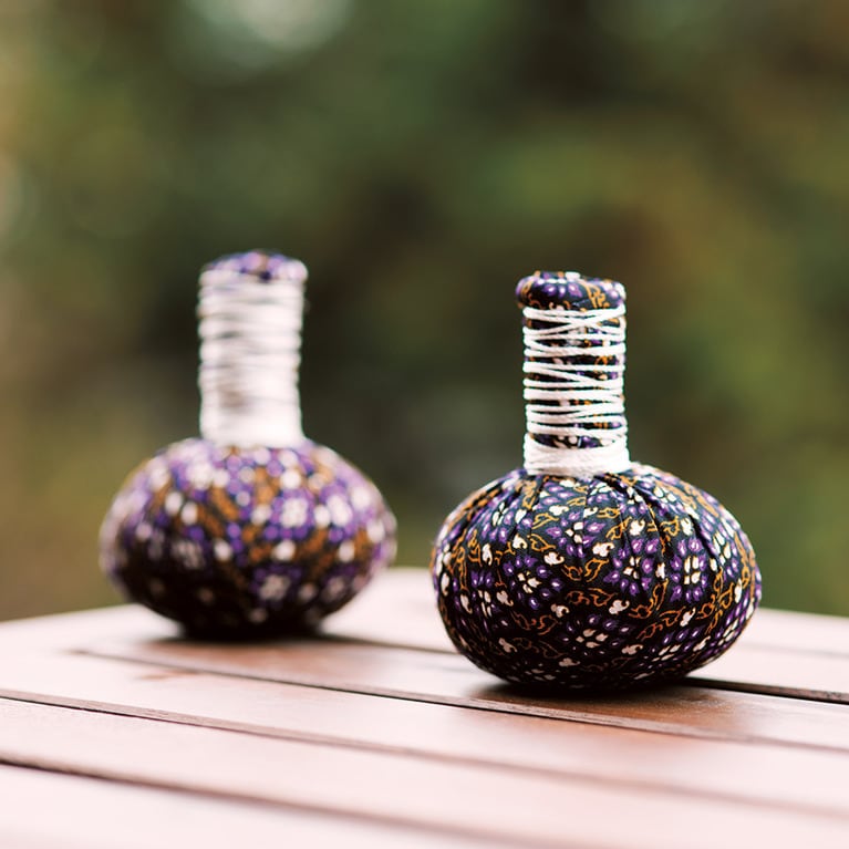 カンボジアの伝統医療「チュポン」のハーブボール。