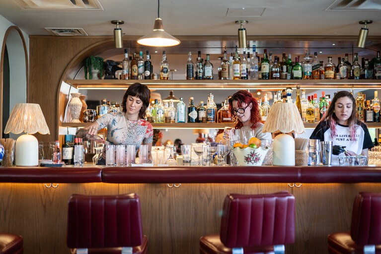 にぎわいにあふれる華やかな空間「ダウンタウナー・カクテルバー＆ラウンジ（DWTNR Cocktail Bar & Lounge）」。