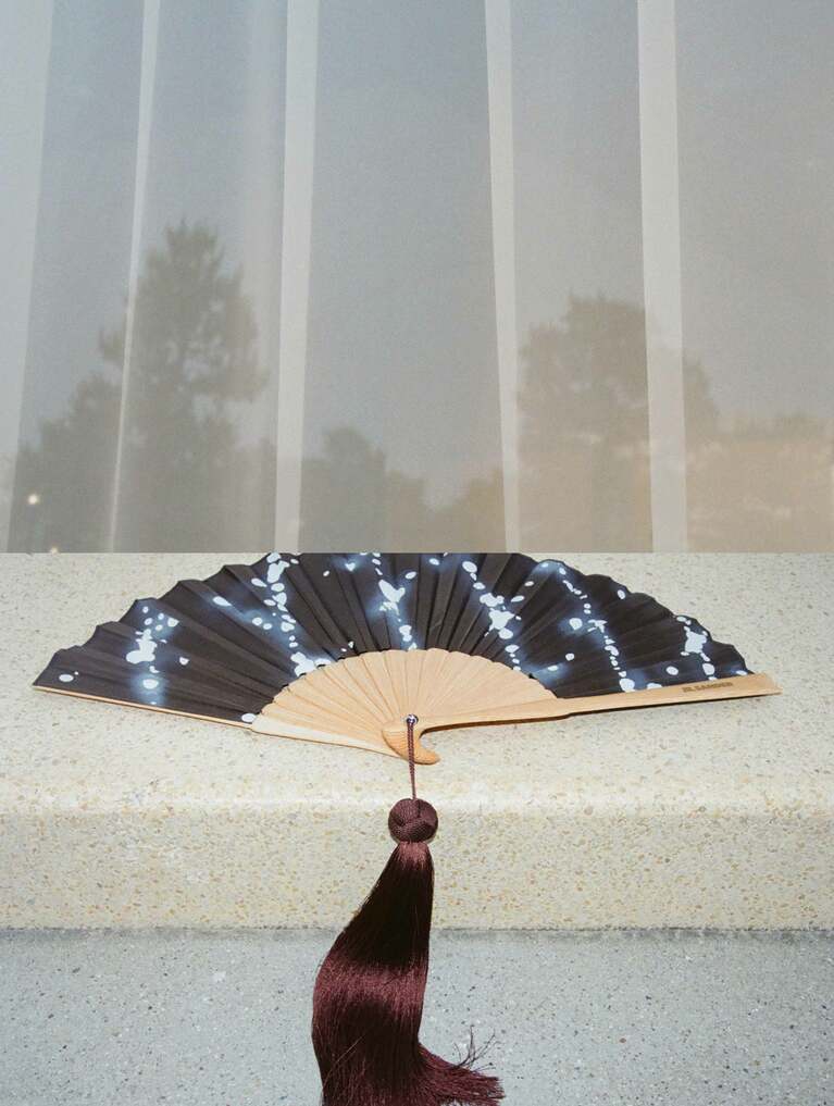 職人が長年培ってきた経験と磨き上げられた技と高度な集中力によって実現される、美しい扇子。