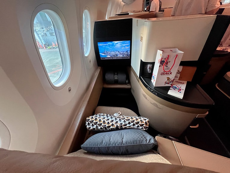 足もとのスペースは細くなっていて、モニターの右側には前の座席の搭乗客の足が入る造り。限られたスペースを最大限使えるようデザインされている。