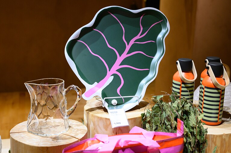 ルバーブの葉をモチーフにしたBASTUA／バストゥア トレイ 36×49cm 1,999円。