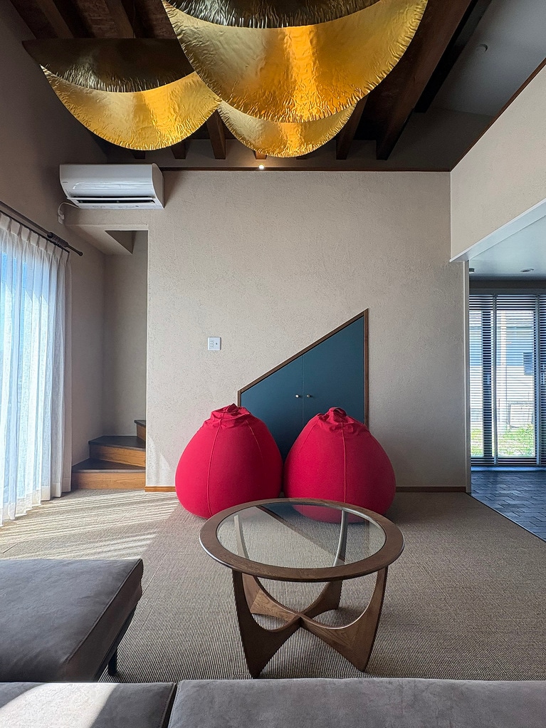 インパクトのあるジェルバゾーニの真鍮製のランプ。