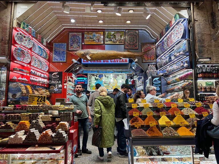 カラフルな香辛料を売っている商店。