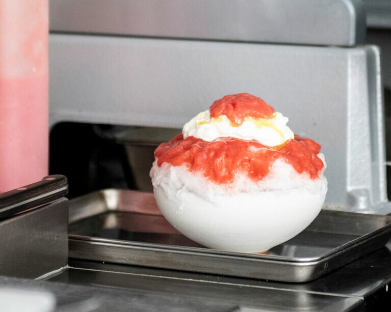 カウンターごしにかき氷作りを見ることができる。