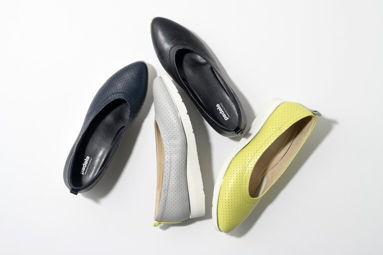 PEDALA LA CHIC「1212A182」(左からミッドナイト、ストーングレー×ネオンライム、ブラック、ネオンライム×ストーングレー)すべて28,600円(税込)。パンプス気分で楽しめるカジュアルな印象。すっきり見えるフォルムなのでいろんなファッションに合わせやすいのも魅力。