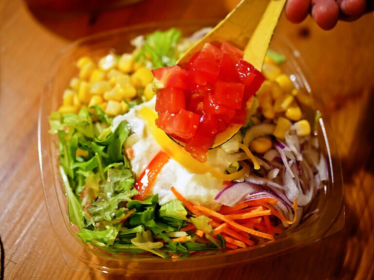 コンビニサラダやカット野菜のトッピングにも実に便利。