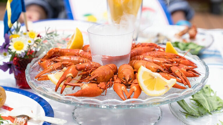 北海道産のウチダザリガニを使った本格的な「ミッドサマー・ザリガニスペシャルコース」は2名1組9,000円。