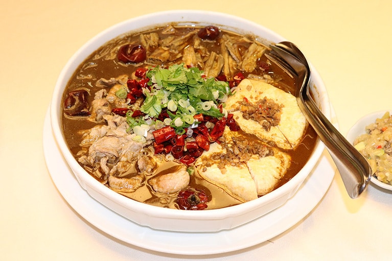 臭豆腐の煮込み料理。強烈な香りで好き嫌いが分かれる。