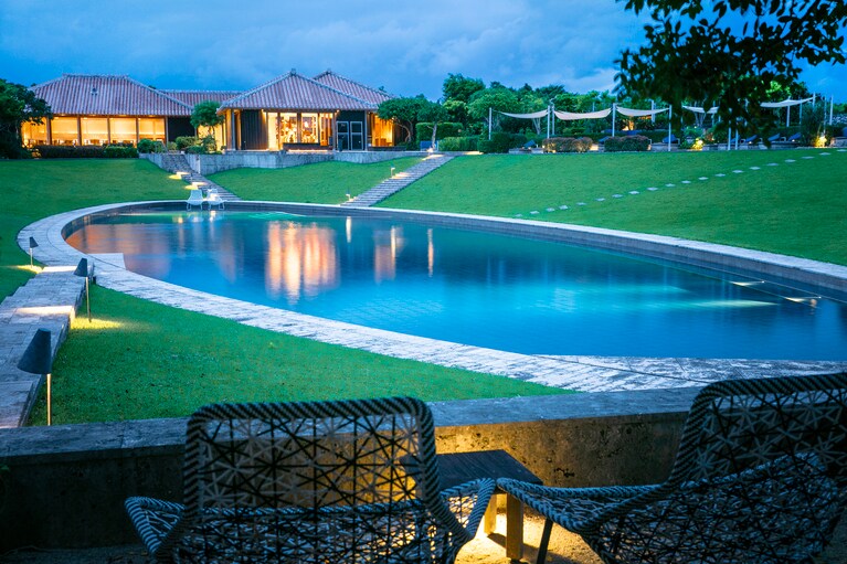 1年を通じて24時間楽しめる温水プールのまわりに「ゆんたくラウンジ」「ダイニング」などが並びます。