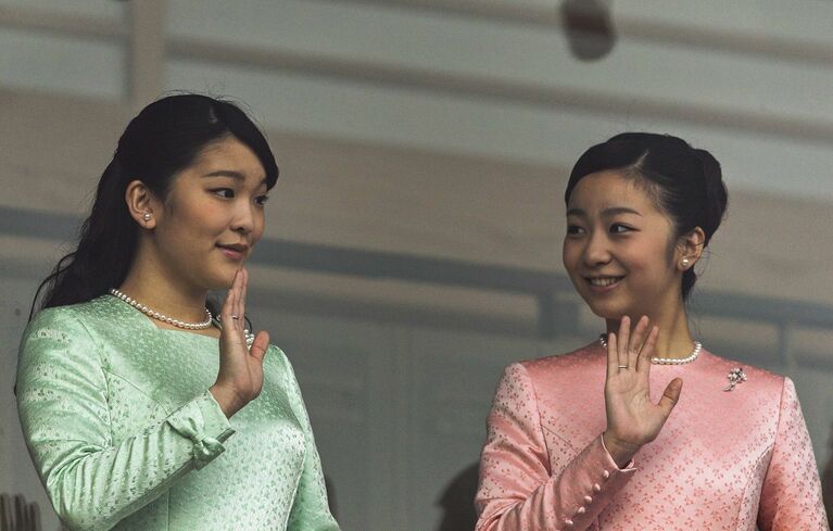 2015年1月2日「新年一般参賀」での眞子さま（当時）と佳子さま　©ロイター／AFLO