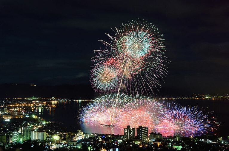 【長野県諏訪市】諏訪湖の花火。