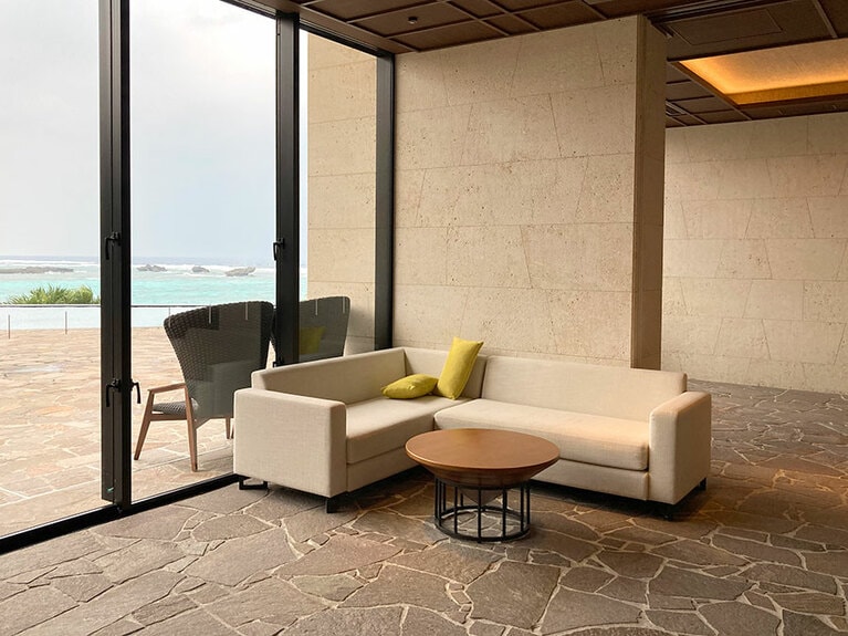 暖かいので外のソファー席も堪能。