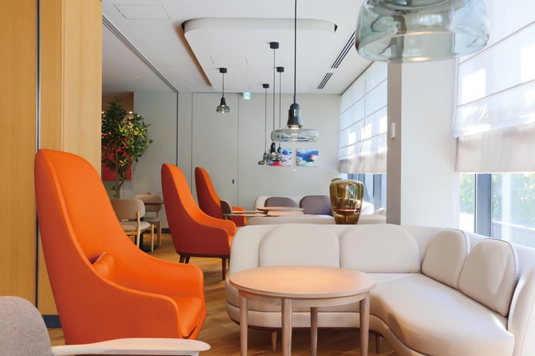 地元の職人・クリエイターが手がけた作品を配したノーガホテル 上野 東京のロビーギャラリー兼レストラン。注目作家の企画展も期間限定で随時開催されるので要チェック。作品の一部は購入も可能です。