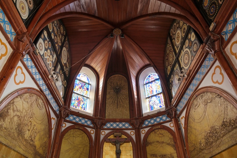 ステンドグラスが印象的な生月島の教会。