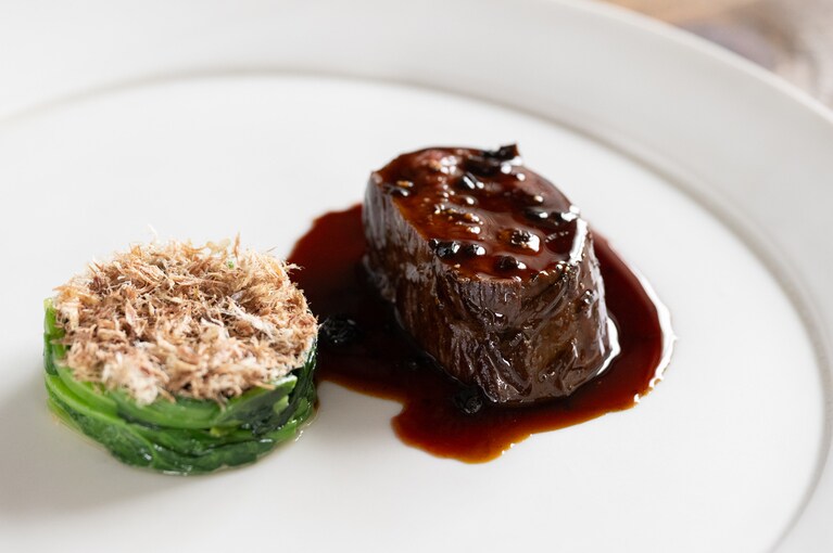 7品目の「鹿の石窯焼き」には鹿節を塗したほうれん草を添えて。