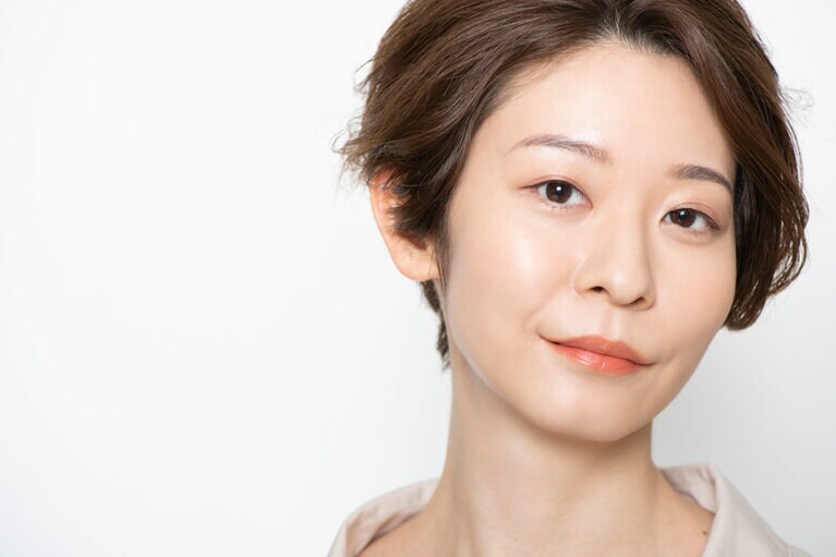 「眉やアイメイクの印象が控えめかも……？」と感じるぐらいでも、眼鏡を掛けたら好バランスに！