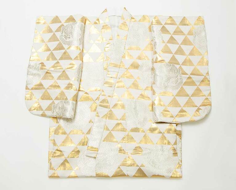 白地に金箔の鱗文に高貴な雰囲気が漂うクシャナの衣裳。龍の刺繍は蛇からの発想の転換だそうだ。