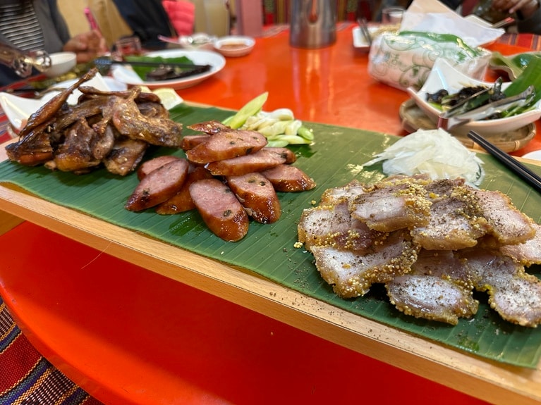 馬告（マーガオ）ソーセージでお酒がすすむ。