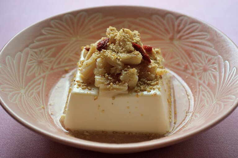 豆腐、ほたて、白ごまなどの白い食材が肌に潤いを与え、シワ撃退に繋がる！